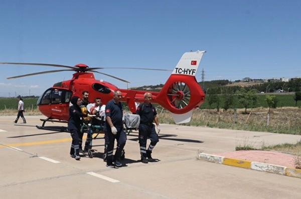 Çim biçme makinesine kolunu kaptırdı: Ambulans helikopterle sevk edildi